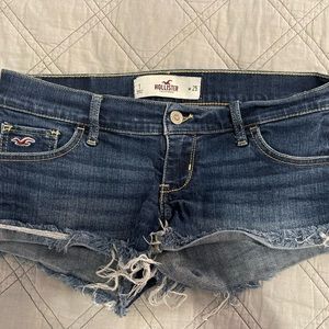 Hollister juniors / women’s  shorts. Size 25 (1).  Dk blue.